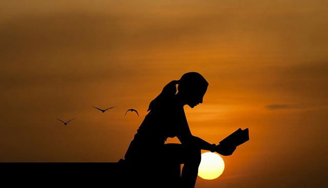 mujer leyendo en atardecer